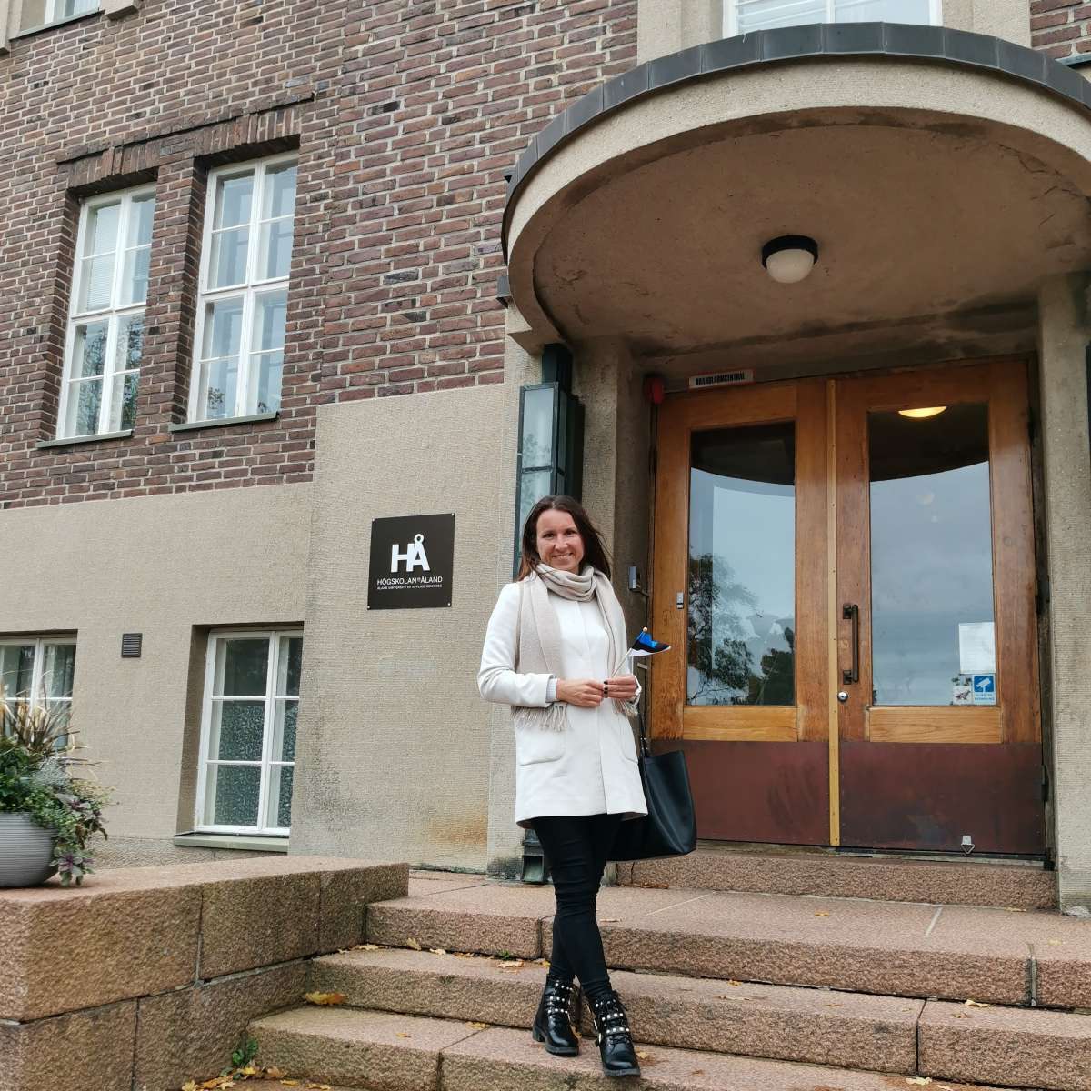 Helen Talviste på trappan utanför Högskolan på Åland