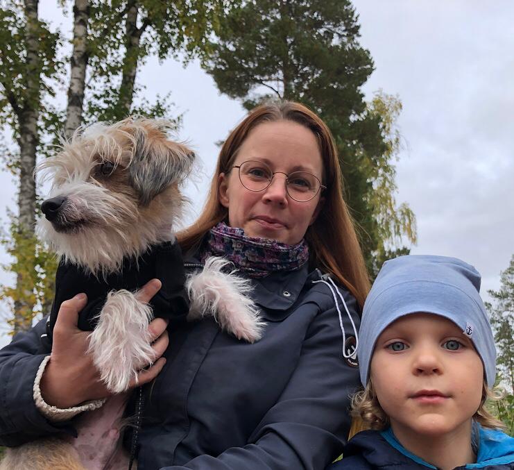 Johanna Malm med en hund och ett barn.