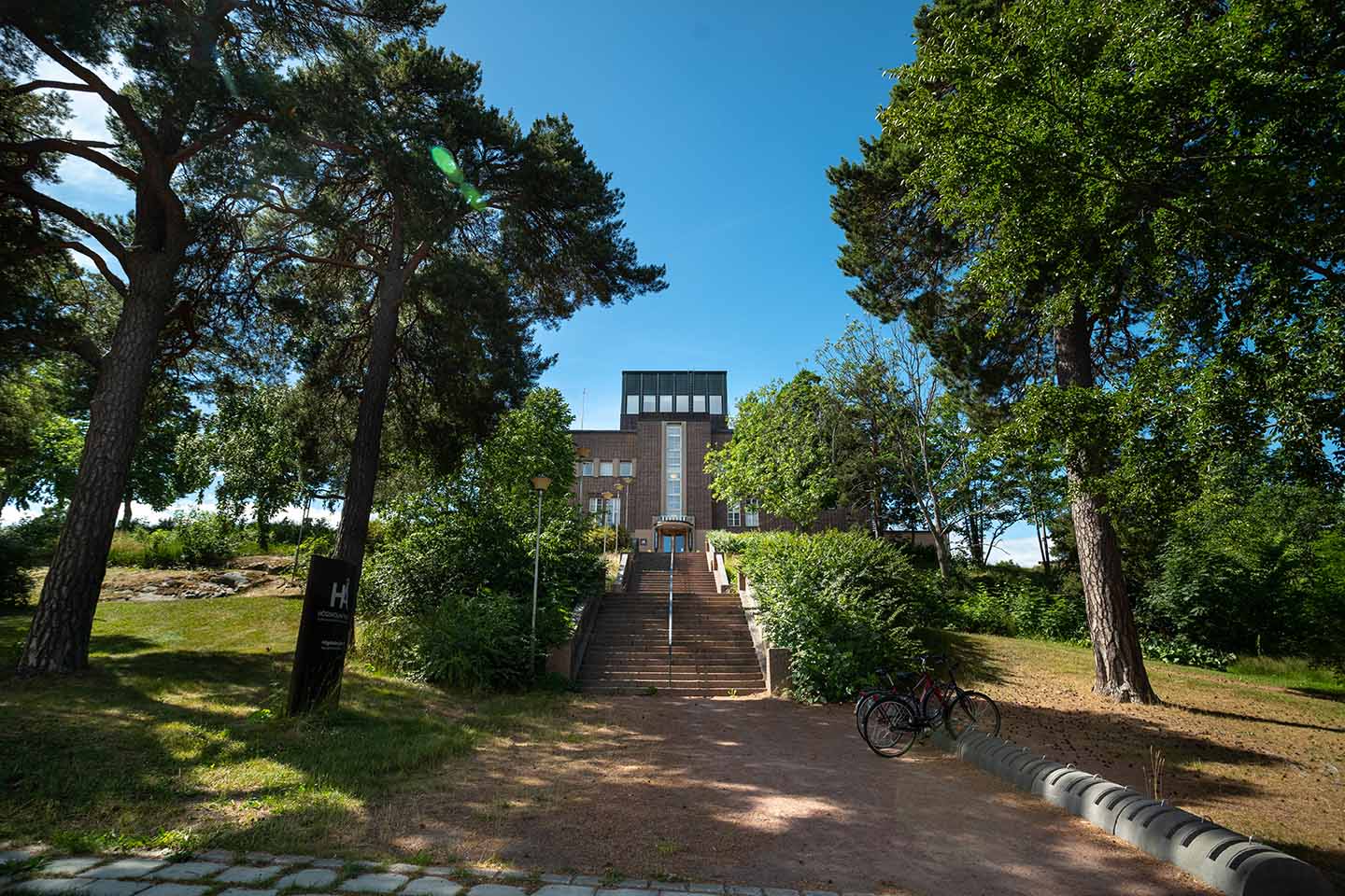 Foto på Högskolan Södra utifrån. Trappan upp till byggnaden och entrén.