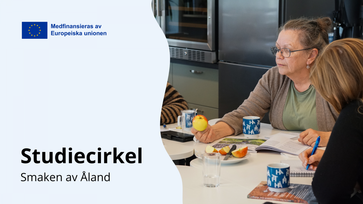 Kvinnor sin som sitter vid ett bord och arbetar. Texten Studiecirkel Smaken av Åland.